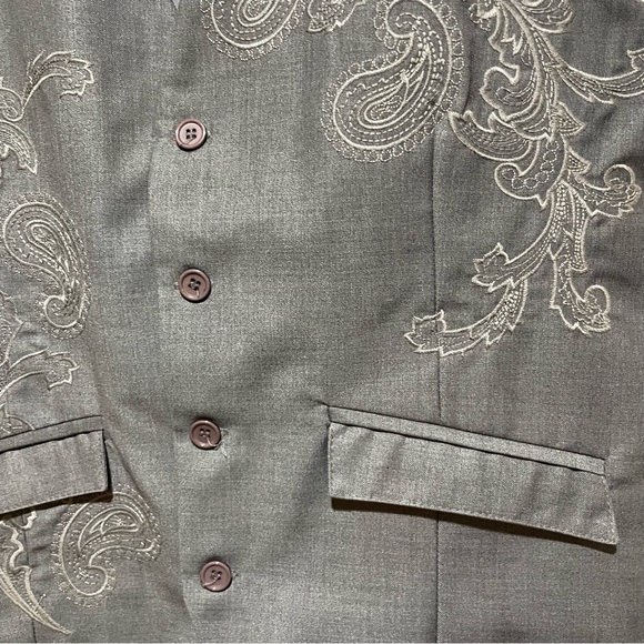 Mens vest, grey with design, 4 button, 2 front pockets, size large, - Picture 6 of 7